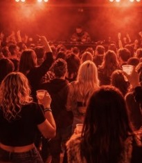 La foule dans la lumière rouge