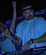 DJ derrière les platines