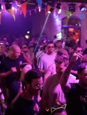 Une soirée Fugitif dans les lumières violettes